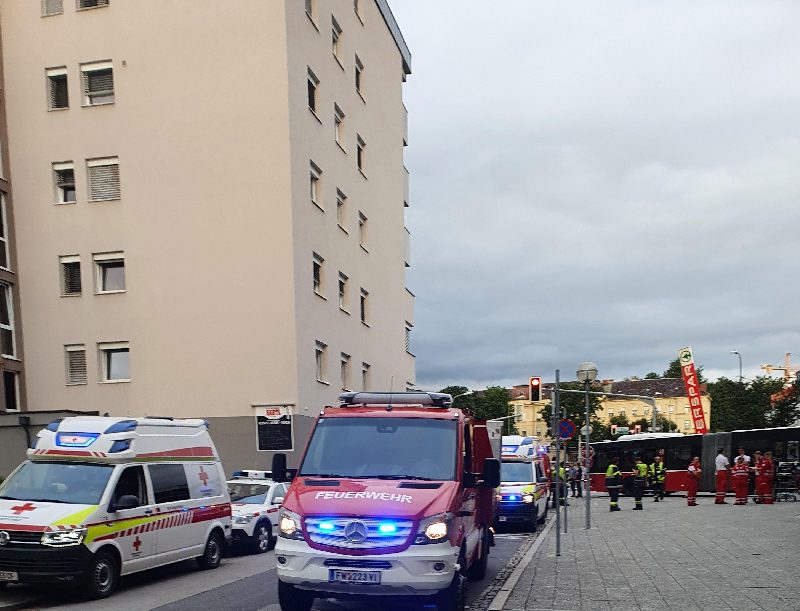 Gefährlicher Brand in Mehrparteienhaus in Villach durch Brandstiftung!? (Bild 6)